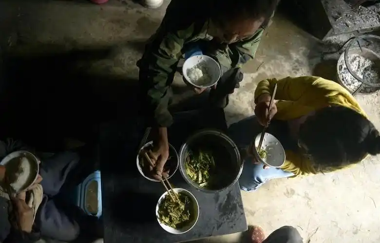 山里的孩子非常的贫穷,吃饭也就一两个素菜.这是孩子们的书桌.