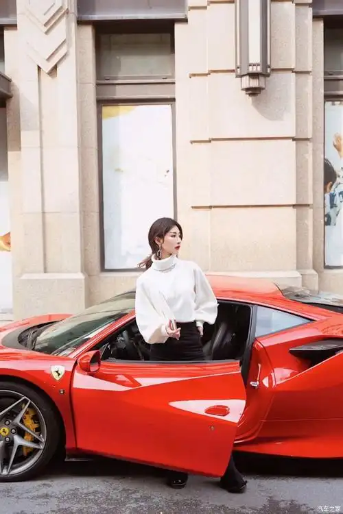 法拉利的跑车真惊艳到了我,美女相伴.