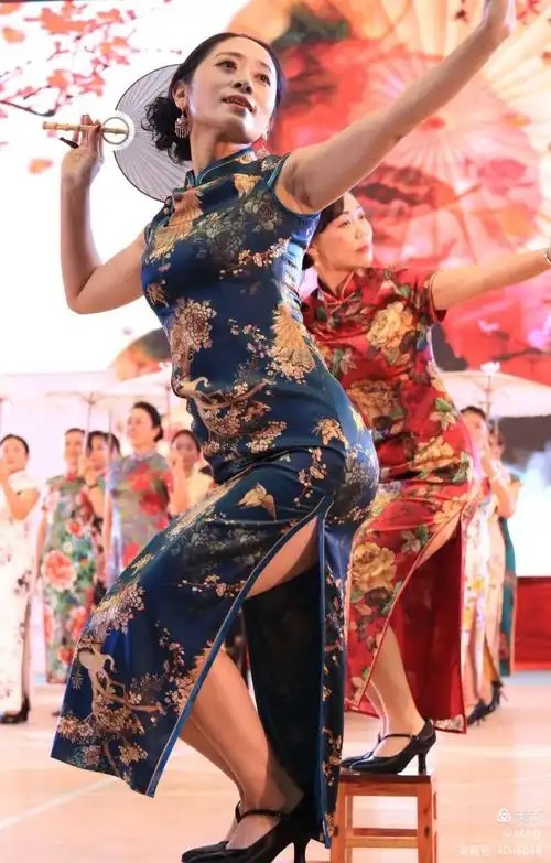 文山旗袍秀优雅绽放,我们携手传承中华传统文化,传播中国华服之美.