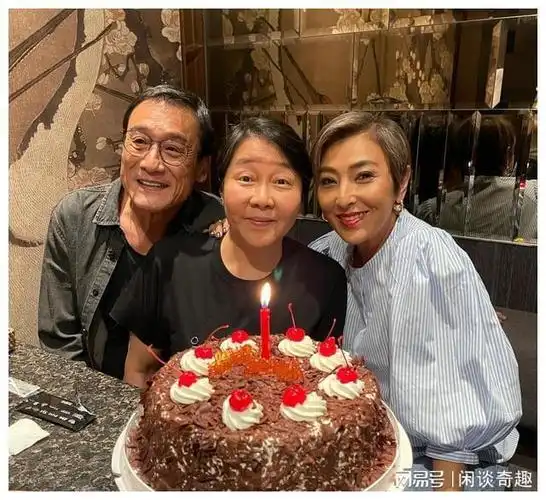 梁家辉为老婆庆生!亲密依偎搂入怀中,曾霸气护老婆被讥又胖又丑