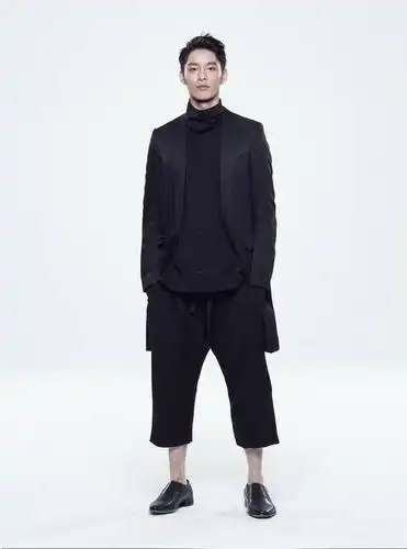 正文 除了演戏之外,运动员身底加上常年保持运动,曹佑宁练就完美身材