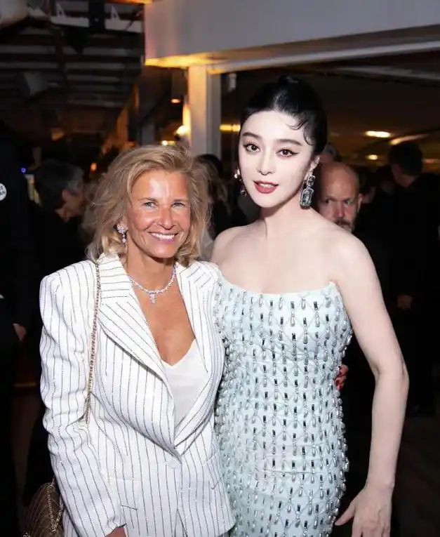 在戛纳电影节官方闭幕式酒会上,范冰冰更是和很多电影节大佬合影,给