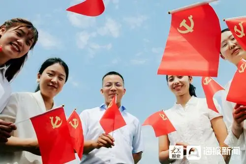 垦利职业中专开展我和党旗合个影活动