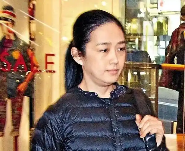 刘德华妻子朱丽倩正脸曝光,低头浅笑,网友:她才是背后大boss!