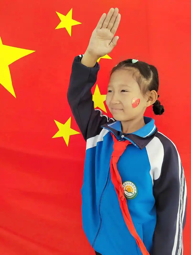 与国旗合影 #可爱的学生 - 抖音