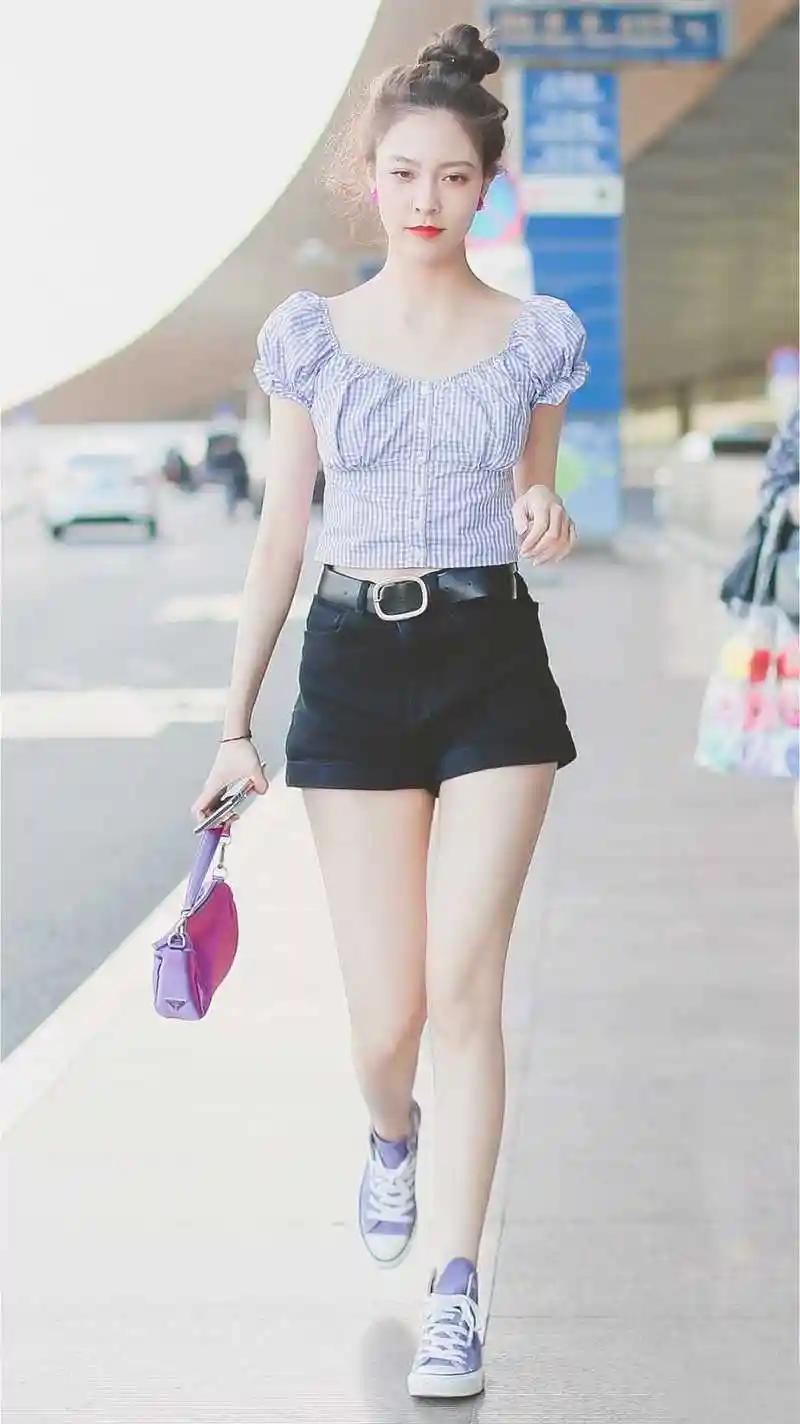 原创被宋妍霏"身材"迷住了,格子泡泡袖上衣配黑色短裤,凹凸感十足