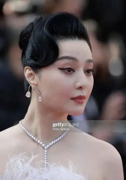 范冰冰戛纳最新生图曝光皮肤差脸部肿胀网友直呼医美过度