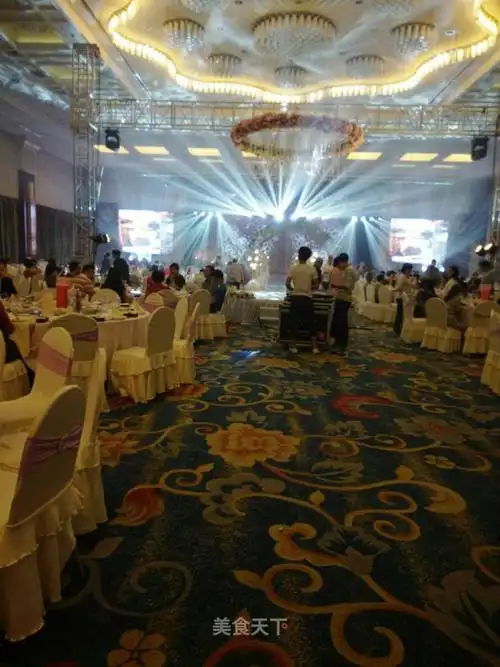 国庆第三天晚上参加了一场老同学儿子的盛大婚礼.五星级酒店四十桌.