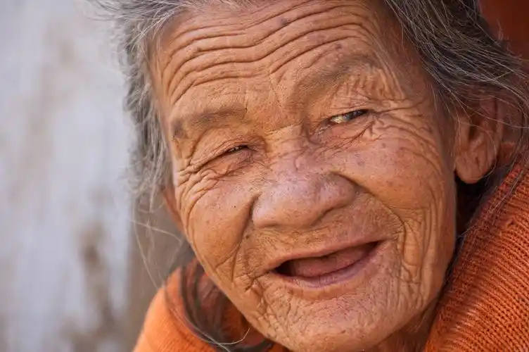 做面孔的祖母grandmother making faces