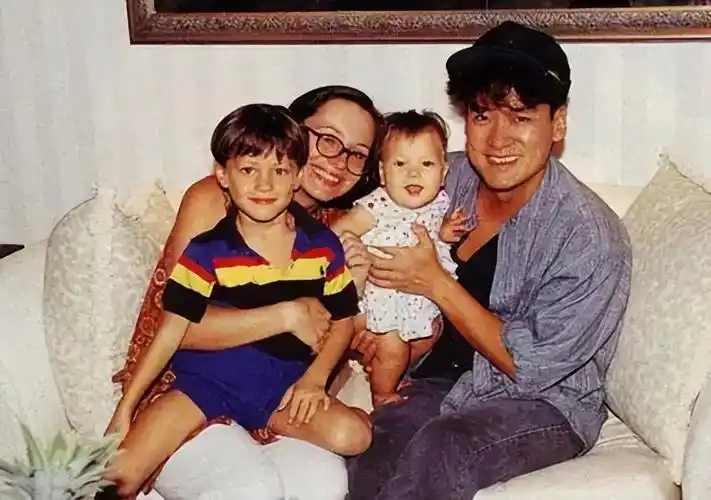 61岁周华健长居美国,与女儿女婿在小饭馆用餐,身材壮硕脸色通红_腾讯