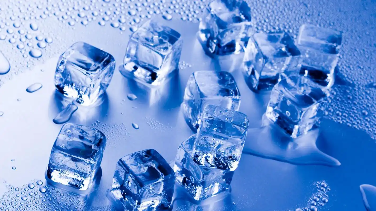 晶莹清凉的冰块唯美高清桌面壁纸
