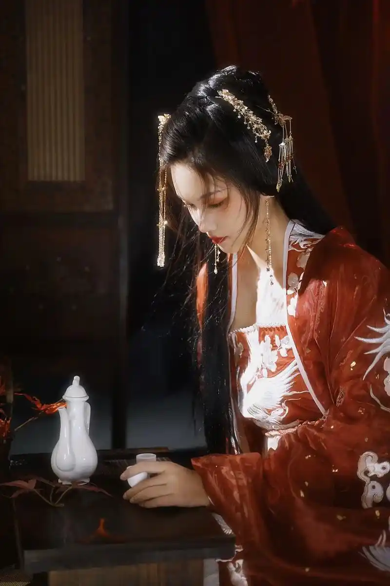 古风 #汉服  #国风合伙人 #氛围感  当神明困于囹圄. - 抖音