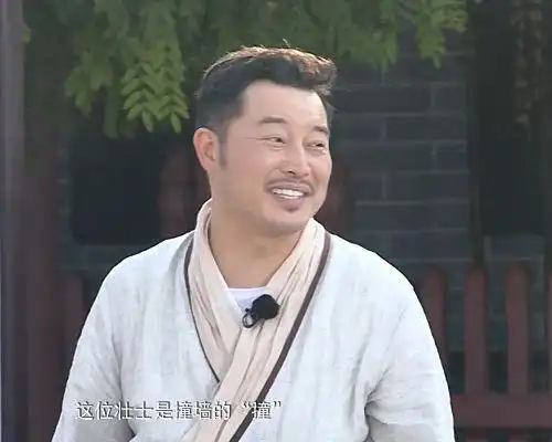 《奔跑吧》沙溢从滚轮上摔下,郑凯反应很真实,关系好坏一目了然