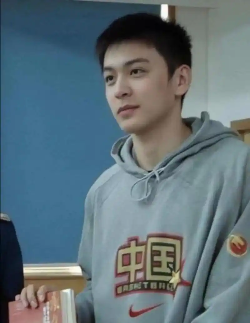 年少时的杨鸣,看到他,帅气真的可以当饭吃! #辽宁男篮