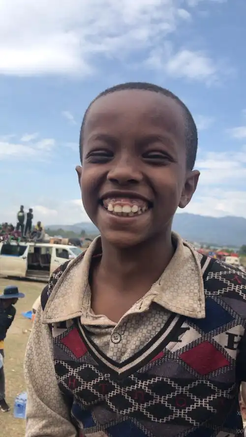 笑容可爱纯真的非洲小男孩