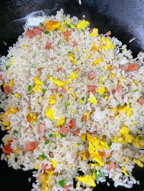 超级好吃的鸡蛋火腿炒饭真香