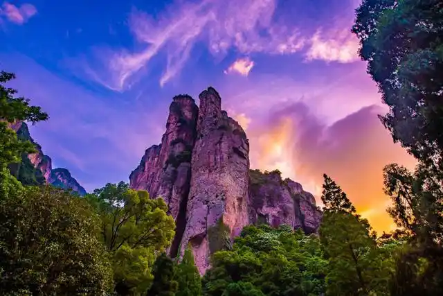 以风景秀丽而闻名的山,被誉为海上名山,在世界上享有独特的声誉