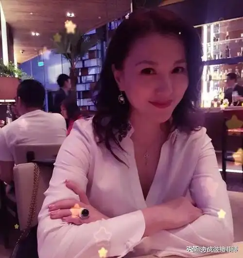 主持人梦桐婚姻幸福与富商相伴19年无绯闻47岁依旧风韵迷人