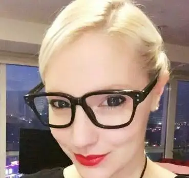 有网友曝光了一张撒贝宁的家庭照,并称撒贝宁求婚成功,将于外籍女友在