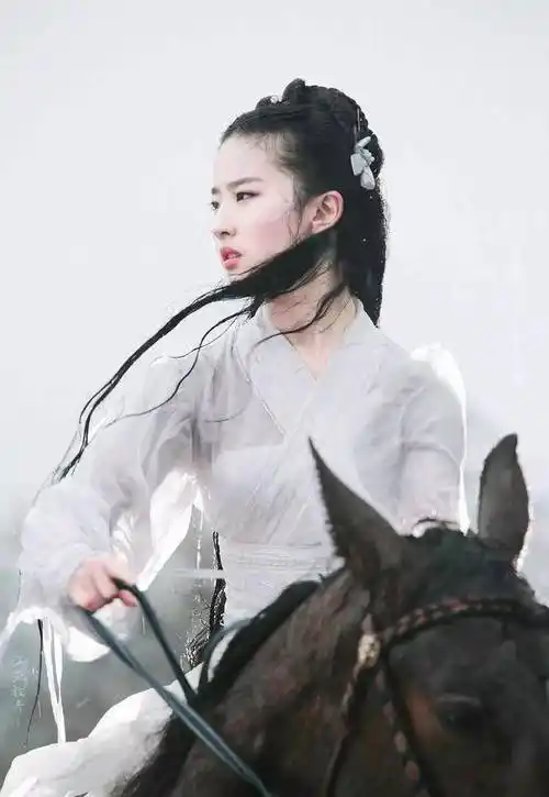 刘亦菲版小龙女珍贵高清图,雨中骑马白衣胜雪,网友:仙女下凡!