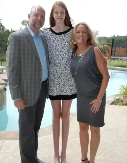 妈妈称女儿从1岁半开始疯长,总是比其他孩子高一个头.