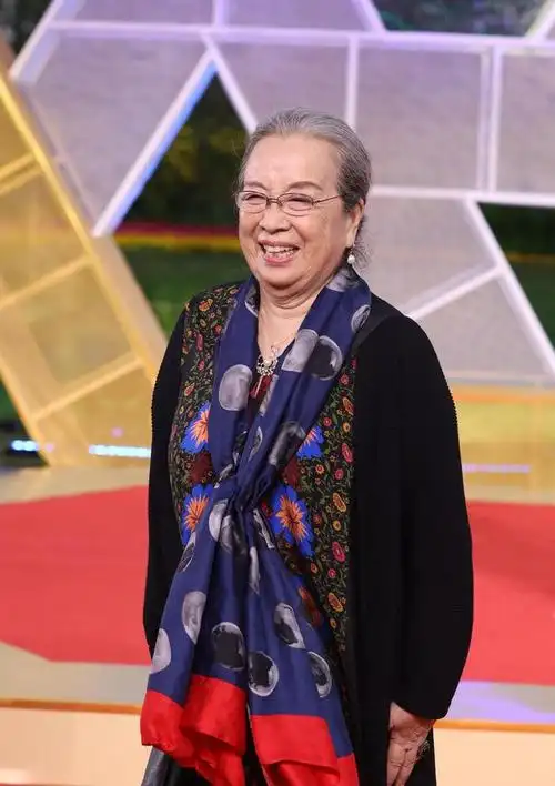 86岁李明启独自逛街边小吃店白发蹒跚提两袋馍笑容慈祥引围观