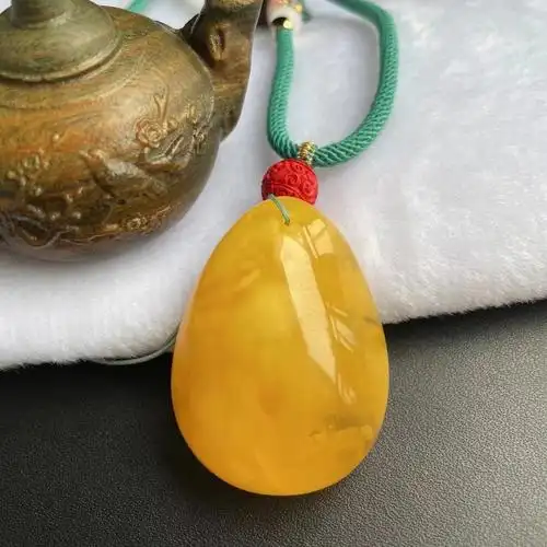 【品名】蜜蜡吊坠【价格】9215【重量】 10.4g【规格】40.