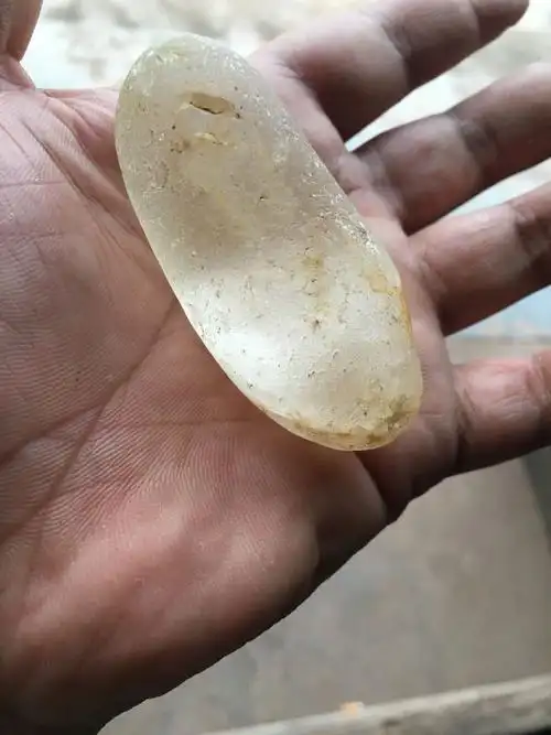 一个三公分厚的石头是透明的是好东西吗?