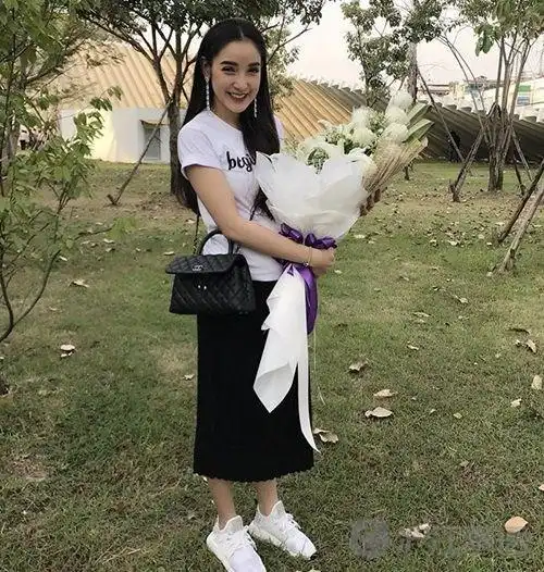 怀孕的pat napapa还是那么瘦!那么美!