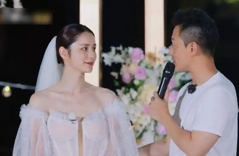 张馨月穿婚纱唱歌告白,颜值气质媲美女明星,难怪林峰都坐不住_节目