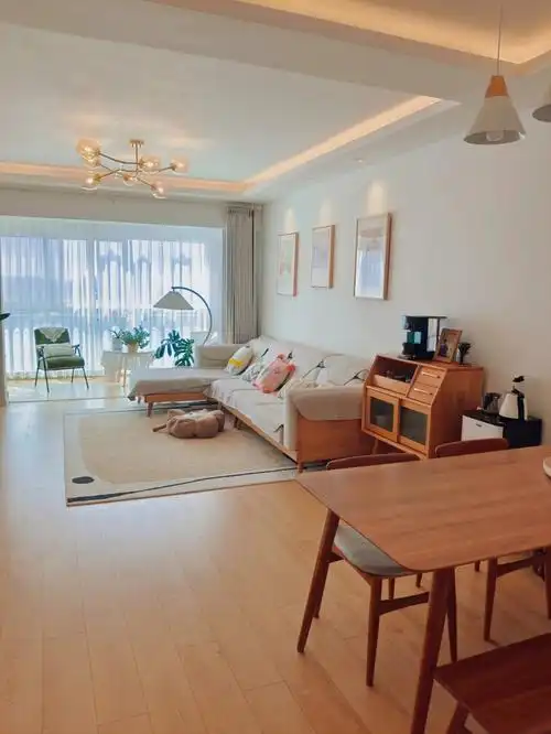 小户型客餐厅一体暖色系原木风的家