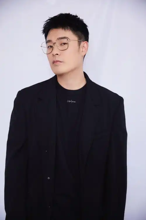 陈赫原来这么帅?被邓超祝福瘦回颜值巅峰,黑色西装酷帅