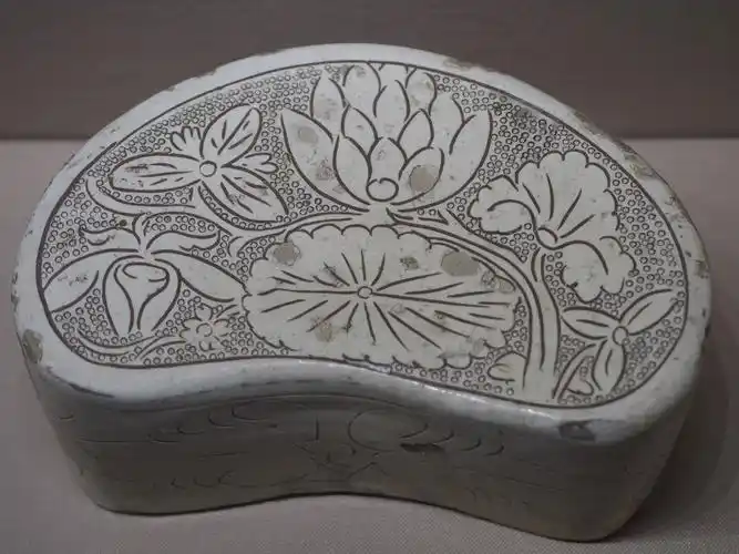 宋磁州窑白釉剔刻花瓷枕宁夏博物馆藏