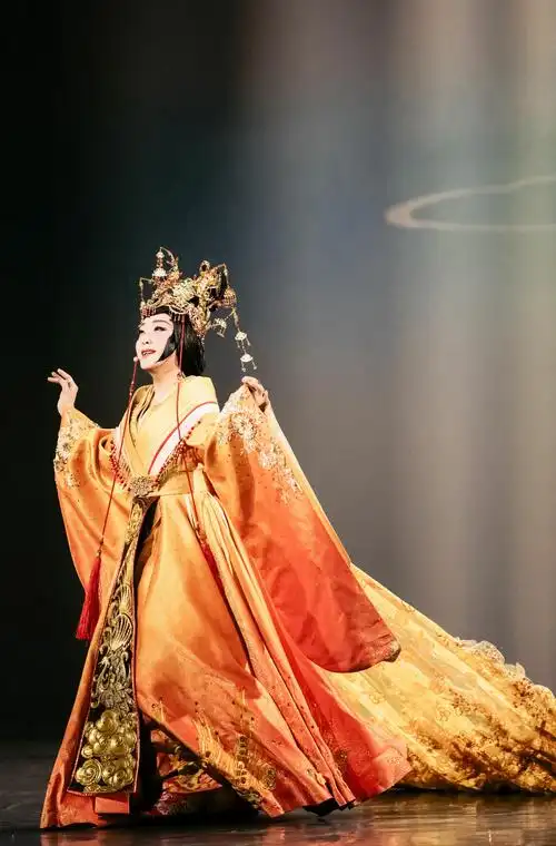 《昭君出塞》舞台李玉刚高难度深鞠躬一分钟,致敬舞台 致谢观众