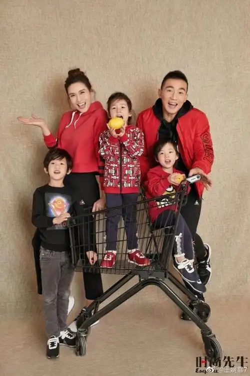 基因强大,刘畊宏老婆晒全家福,小泡芙三兄妹简直是复制粘贴的