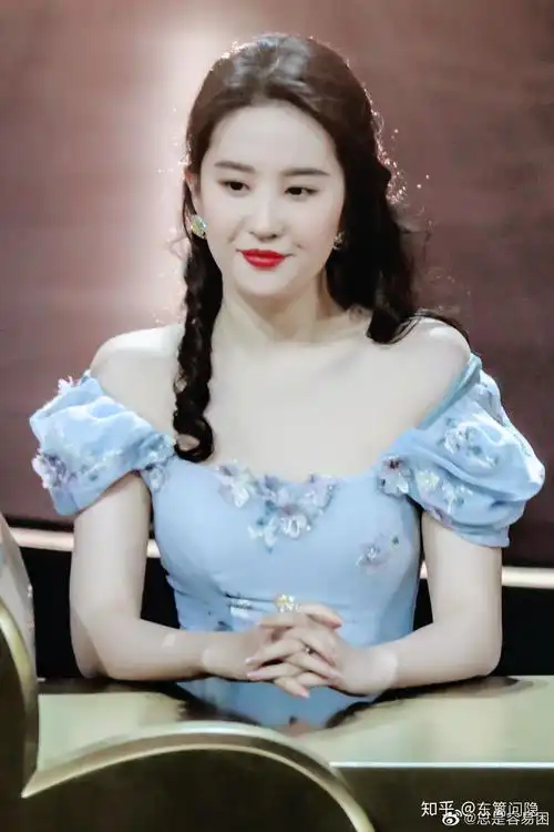 如何评价刘亦菲2020微博之夜的造型和搭配