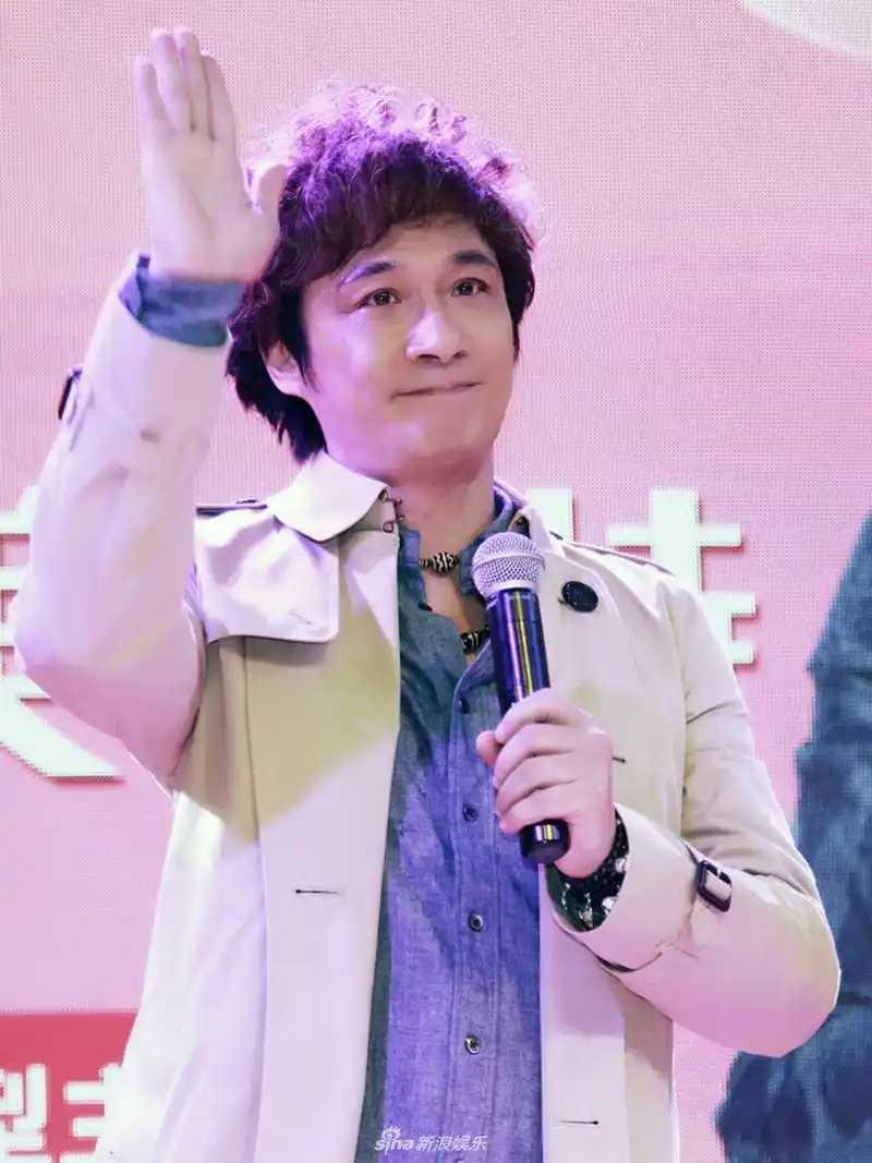 组图:吴镇宇高颜逆生长 "吴妈"七夕卷发花式虐狗