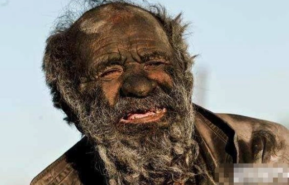 八十岁老头六十年没有洗澡别人不但不嫌弃还邀请他到家里做客