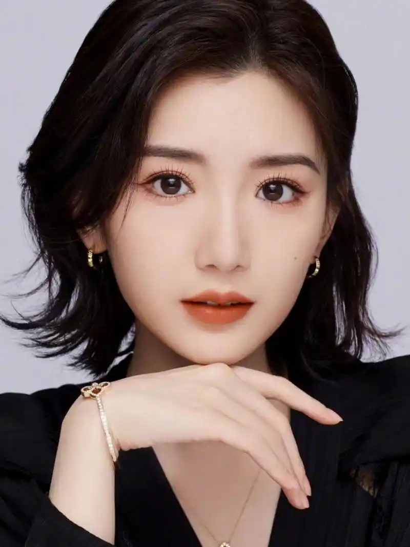 毛晓彤晒"怼脸照" 养眼又妩媚