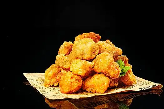 黑底上的劲爆鸡米花