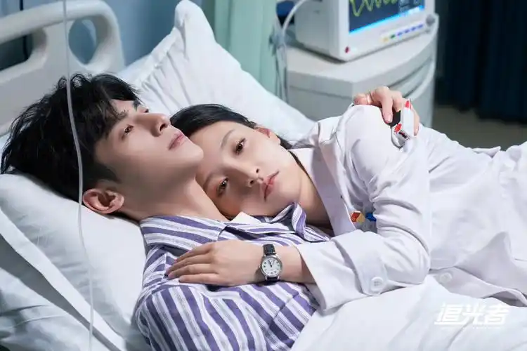 罗云熙 吴倩《追光者》相依剧照 在生命面前,相互托付,彼此依偎__财经