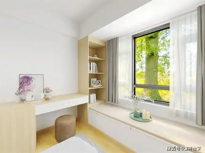 在次卧的飘窗台面 增加一个立式收纳柜,用来存放书本,在飘窗放上坐垫