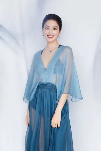 原创杨采钰美得高调一席蓝色薄纱透视裙太有风情女人味挡不住