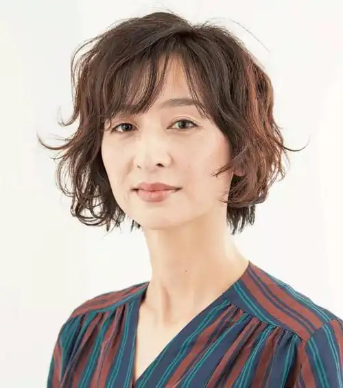 50岁白发太多适合什么发型?试试这三种方法,时尚减龄又显气质-cw资讯