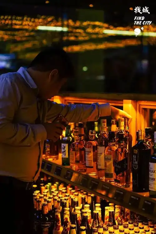 来这家酒吧喝酒请拎上购物篮