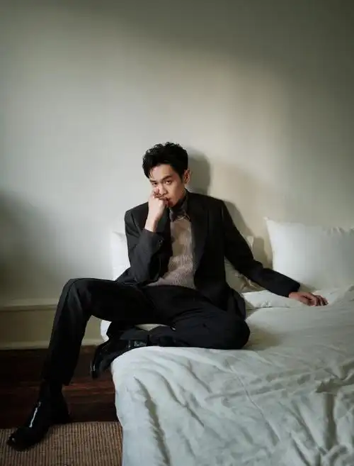 张若昀黑色条纹西装##张若昀连续两次活动造型