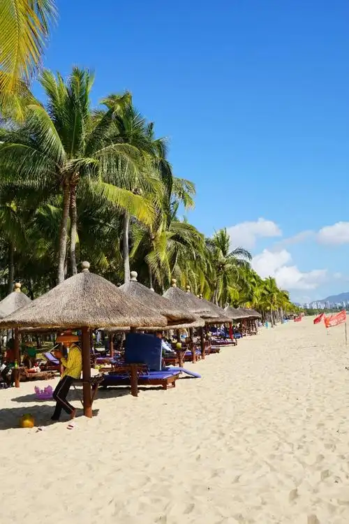 游览三亚湾海边,游船码头.