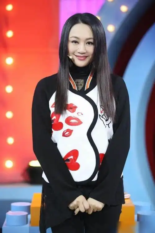 45岁曹颖近照曝光气色红润皮肤紧致嫁大3岁老公一家3口很幸福