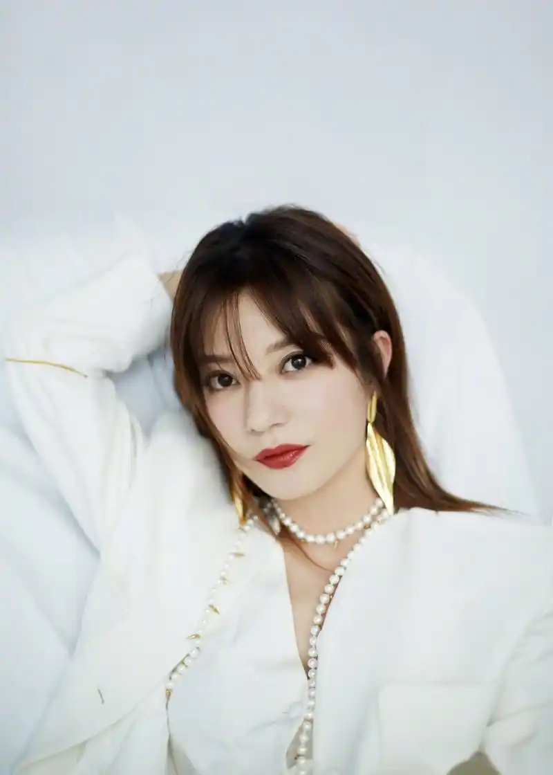 赵薇身穿白色西装出席品牌活动,点缀金色落叶耳环别致优雅,现场谈到