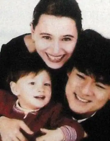 康粹兰在港出生,年轻时候也是其中的美女一枚.